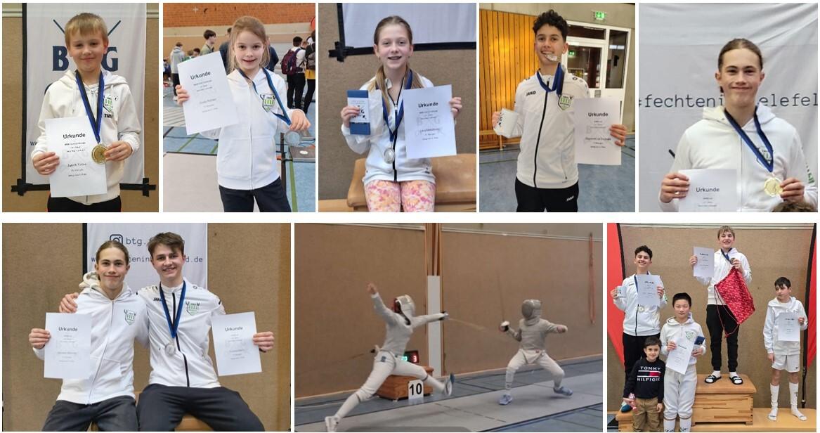 Junge und Mädchen in Sportkleidung halten Urkunden und Medaillen nach einem Fechtwettbewerb, mit Wettbewerbsaufnahmen im Hintergrund.