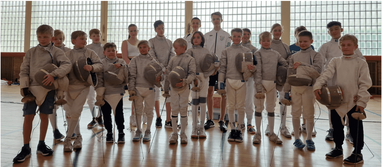 Gruppencollage von Kindern in Fechtanzügen mit Masken und Degen in einer Sporthalle.