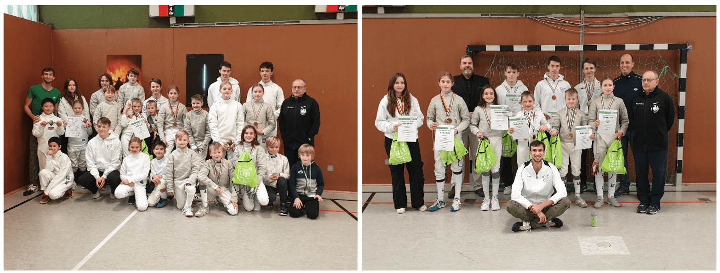 Gruppenfoto von Fechtern in Wettkampfkleidung mit Medaillen und Urkunden in einer Sporthalle.