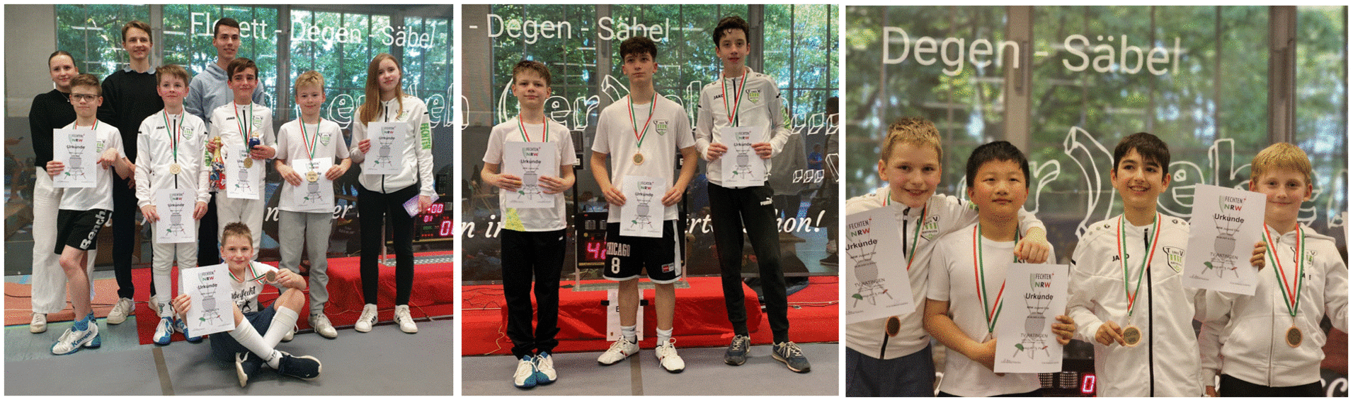 Gruppenfoto von Fechtern mit Urkunden und Medaillen bei einer Veranstaltung in einer Sporthalle.