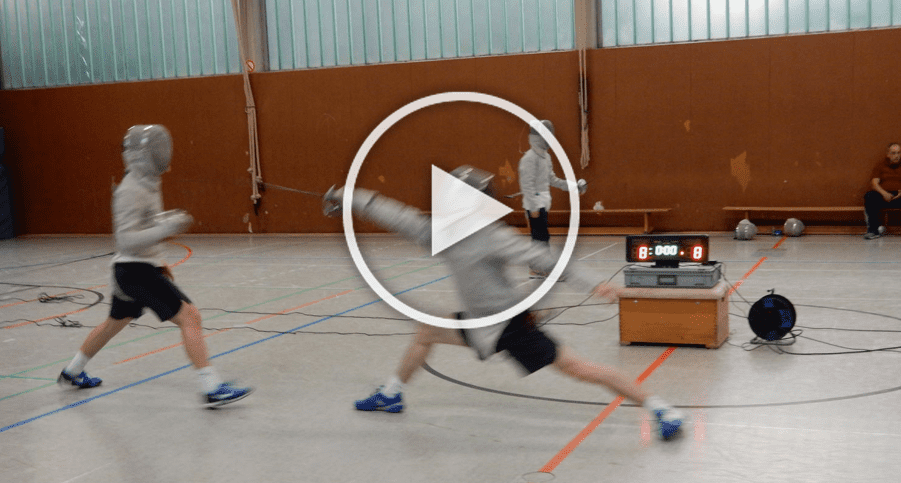 Zwei Fechter in Schutzkleidung kämpfen in einer Sporthalle, während eine Punkteanzeige im Hintergrund sichtbar ist.