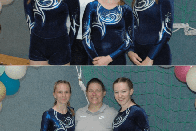 Gruppenfoto von vier Kunstturnerinnen in blauen Trikots mit ihrer Trainerin in einem Sportraum mit Ballons im Hintergrund.