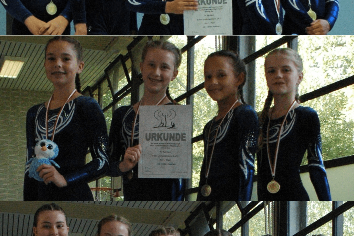 Gruppe junger Mädchen in Sportanzügen mit Medaillen und Urkunden, lächeln stolz in einer Halle.