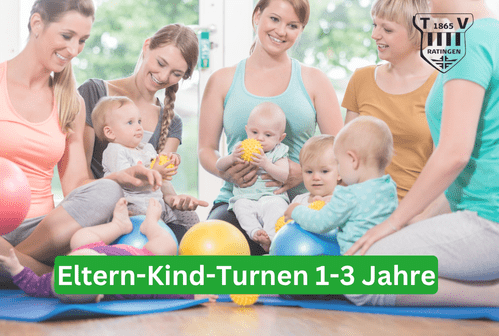Gruppe von Eltern mit Kleinkindern beim Turnen auf Matten, umgeben von B&auml;llen und Spielzeugen in einem hellen Raum.