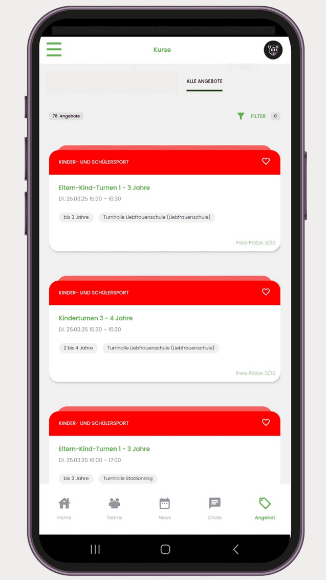Smartphone-Bildschirm zeigt Kurse für Eltern-Kind-Turnen und Kinderturnen, inklusive Zeiten und freien Plätzen an.