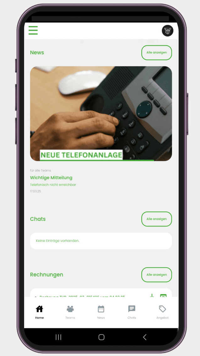 Nahaufnahme einer Hand, die auf ein Telefon mit Tasten auf einem Bildschirm drückt, Hintergrund mit Schreibtisch und Maus.