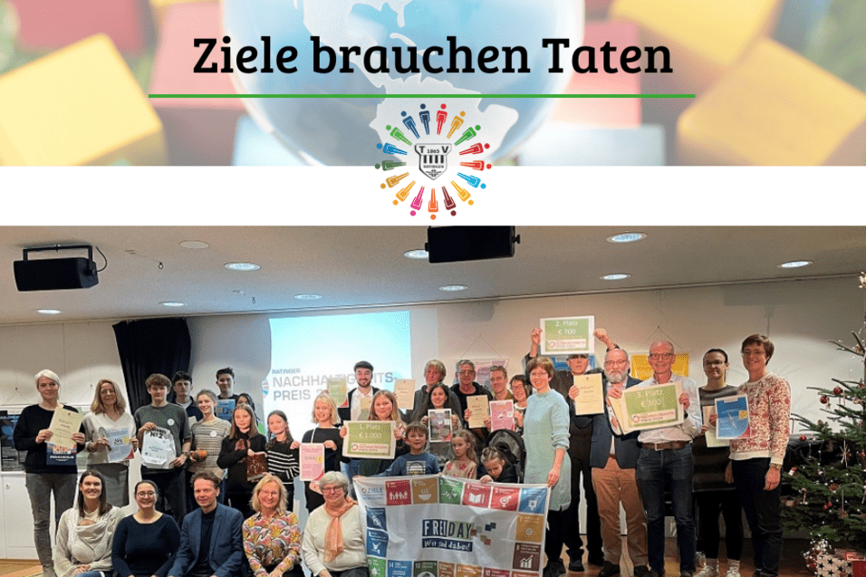 Gruppenfoto von Teilnehmern des Rattiger Nachhaltigkeitspreises mit Urkunden und Plakaten in einem festlichen Raum.