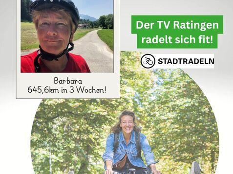 Frau mit l&auml;chelndem Gesicht f&auml;hrt mit weit gespreizten Beinen auf einem Fahrrad in einer von B&auml;umen ges&auml;umten Stra&szlig;e.