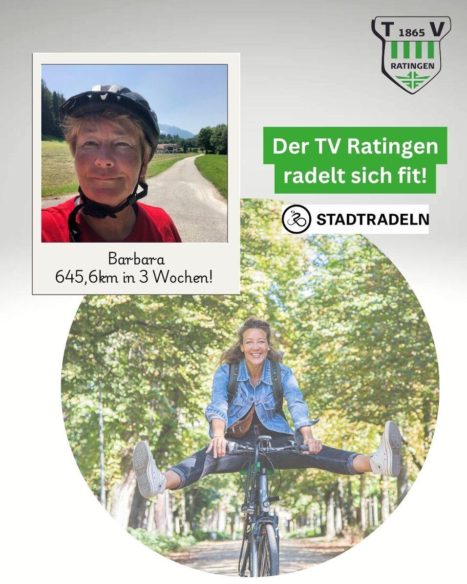 Frau mit l&auml;chelndem Gesicht f&auml;hrt mit weit gespreizten Beinen auf einem Fahrrad in einer von B&auml;umen ges&auml;umten Stra&szlig;e.