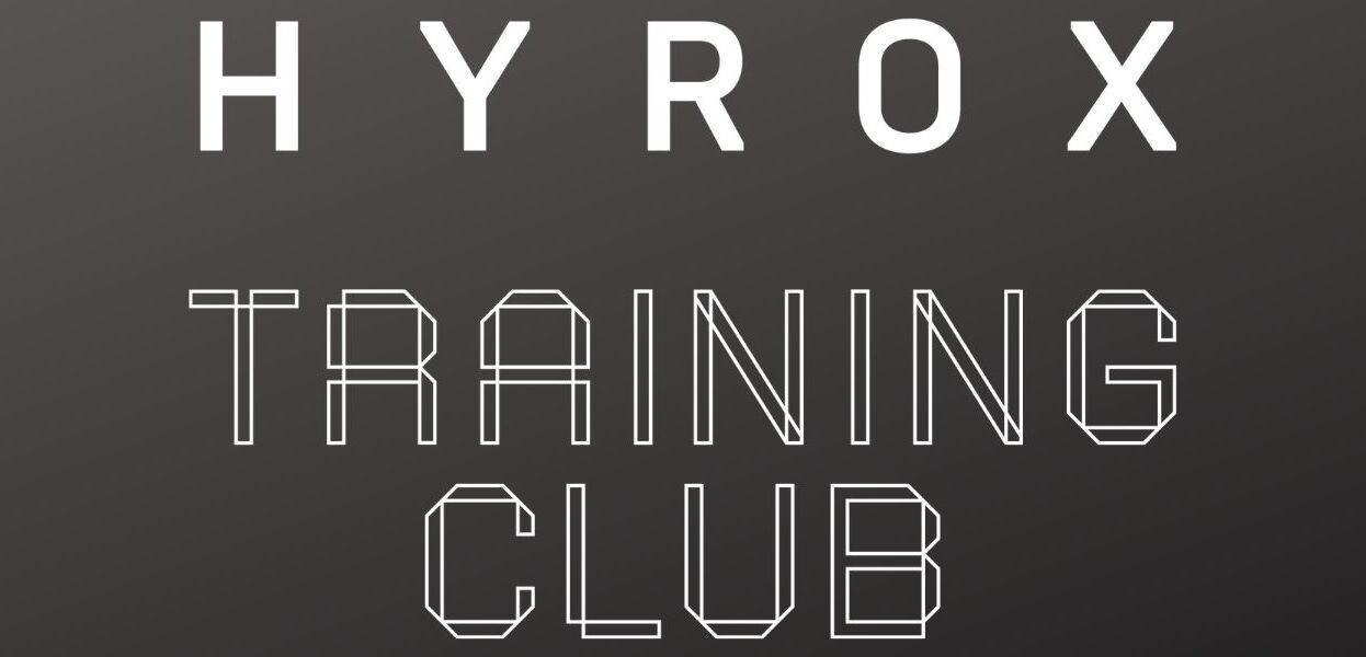 Logo mit dem Schriftzug &bdquo;HYROX TRAINING CLUB&ldquo; auf dunklem Hintergrund. Stilvolle, geometrische Schriftarten.
