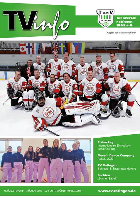 Mannschaftsbild von Eishockeyspielern in roten und wei&szlig;en Trikots, posierend auf dem Eis mit Fahnen im Hintergrund.