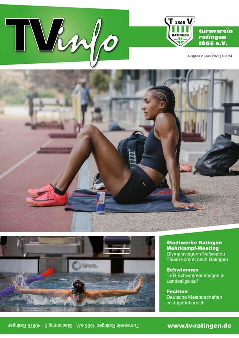 Sportlerin in Sportkleidung sitzt auf dem Boden einer Laufbahn, neben sich eine Dose Red Bull und eine Sporttasche.