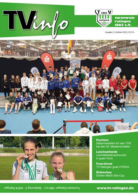 Gruppenfoto von Kindern und Jugendlichen mit Medaillen und Urkunden nach einem Wettkampf in einer Sporthalle.