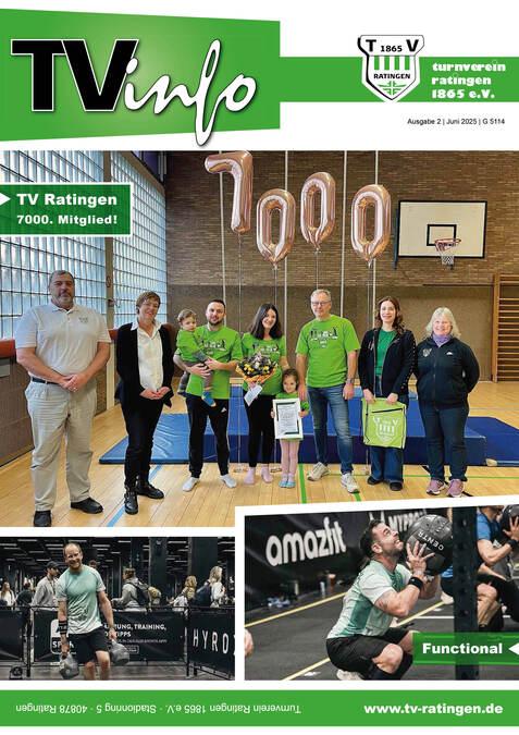 Gruppensórtiment aus eight Personen in gr&uuml;nen T-Shirts feiert das 7000. Mitglied von TV Ratingen mit Luftballons.