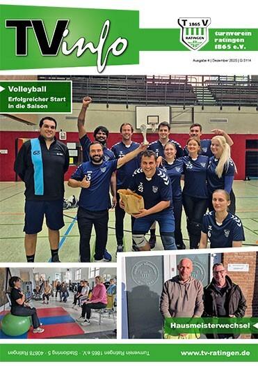 Gruppenfoto von Volleyballspielern in Sportkleidung, l&auml;chelnd auf einem Platz mit Basketballkorb im Hintergrund.